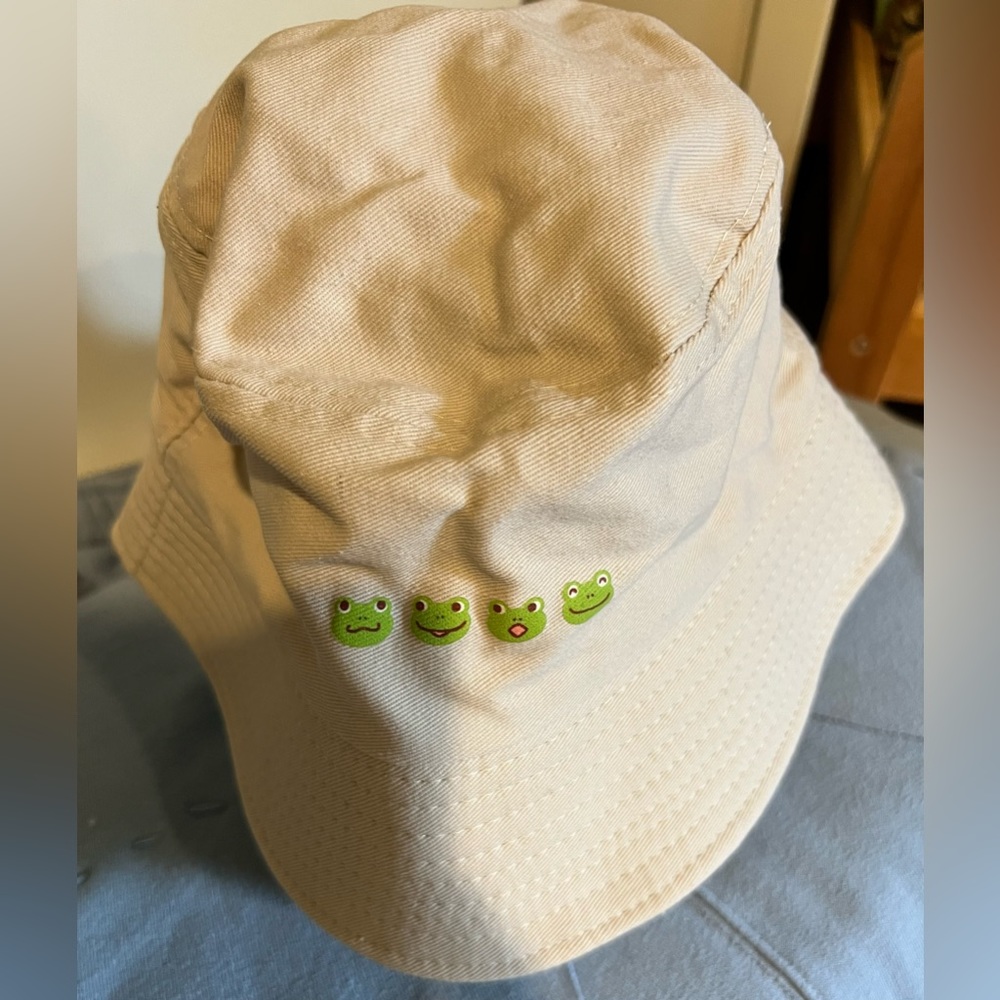 Khaki Bucket Hat with 3 Little Frogs! One size.